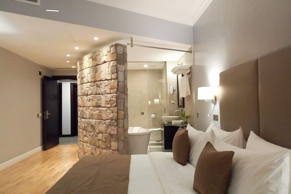 standard room | 1 bedroom, select comfort beds, in-room safe, desk