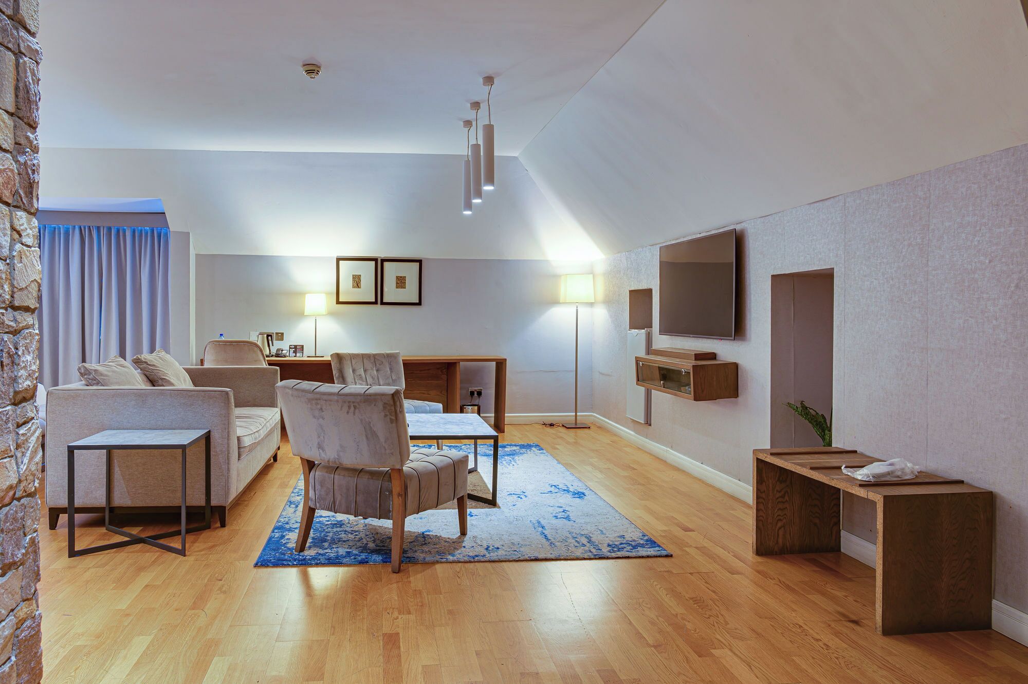 1 bedroom, select comfort beds, in-room safe, desk