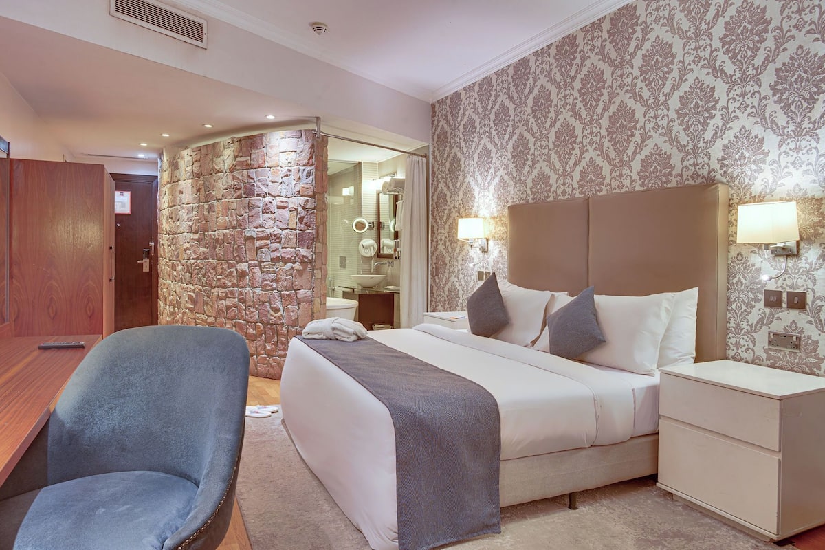 1 bedroom, select comfort beds, in-room safe, desk