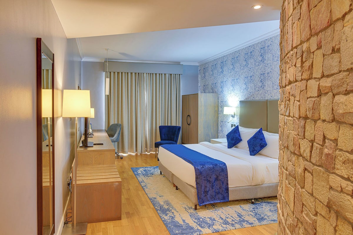 1 bedroom, Select Comfort beds, in-room safe, desk