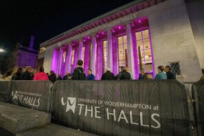 Un edificio con columnas y un letrero que dice 'University of Wolverhampton at The Halls'.