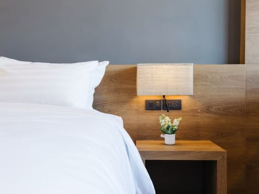 Escritorio, wifi gratis, ropa de cama y acceso para silla de ruedas