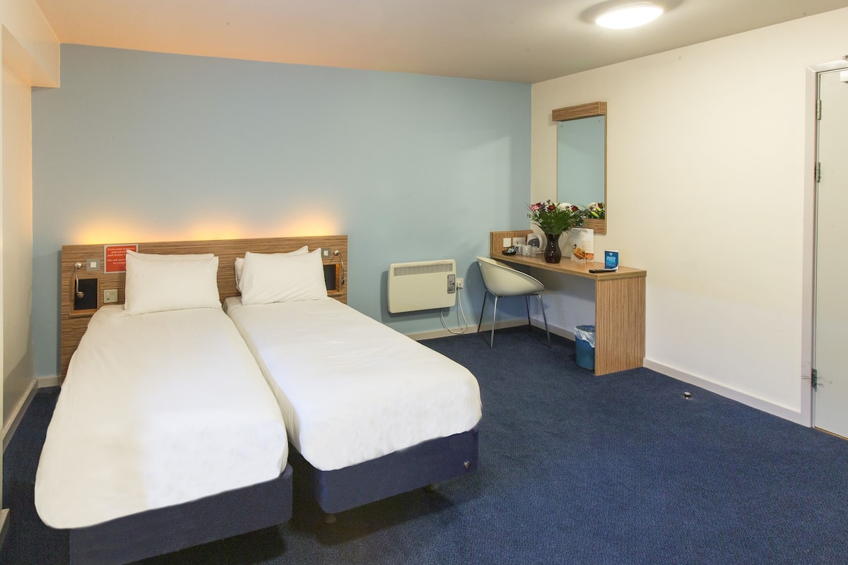 Double or Twin Room, Accessible | Meja, Wi-fi percuma, cadar katil, akses kerusi roda