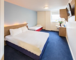 Family Room | Desk, free WiFi, bed sheets, wheelchair access