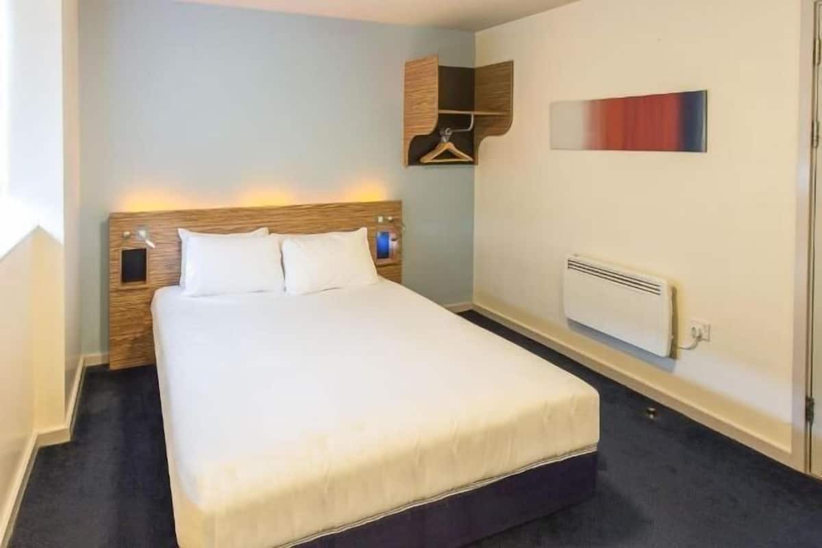 Escritorio, wifi gratis, ropa de cama y accesible en silla de ruedas