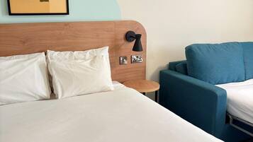 Escritorio, wifi gratis y ropa de cama