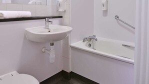 Een moderne badkamer met toilet, wastafel en bad.