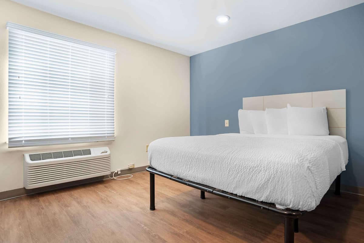 Standaard studio, 1 queensize bed, niet-roken, koelkast en magnetron | Een bureau, een laptopwerkplek, een strijkplank/strijkijzer, gratis wifi