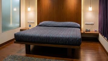 King Suite | Premium bedding, minibar, in-room safe, desk