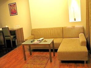 Junior Suite | Hochwertige Bettwaren, Minibar, Zimmersafe, Schreibtisch