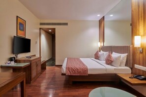 Phòng có thiết kế đặc sắc, 1 giường cỡ king | Bộ đồ giường cao cấp, minibar, két bảo mật tại phòng, bàn 