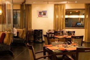 2 bars/lounges, pub, pub - Hotel Studio Estique (Pune)