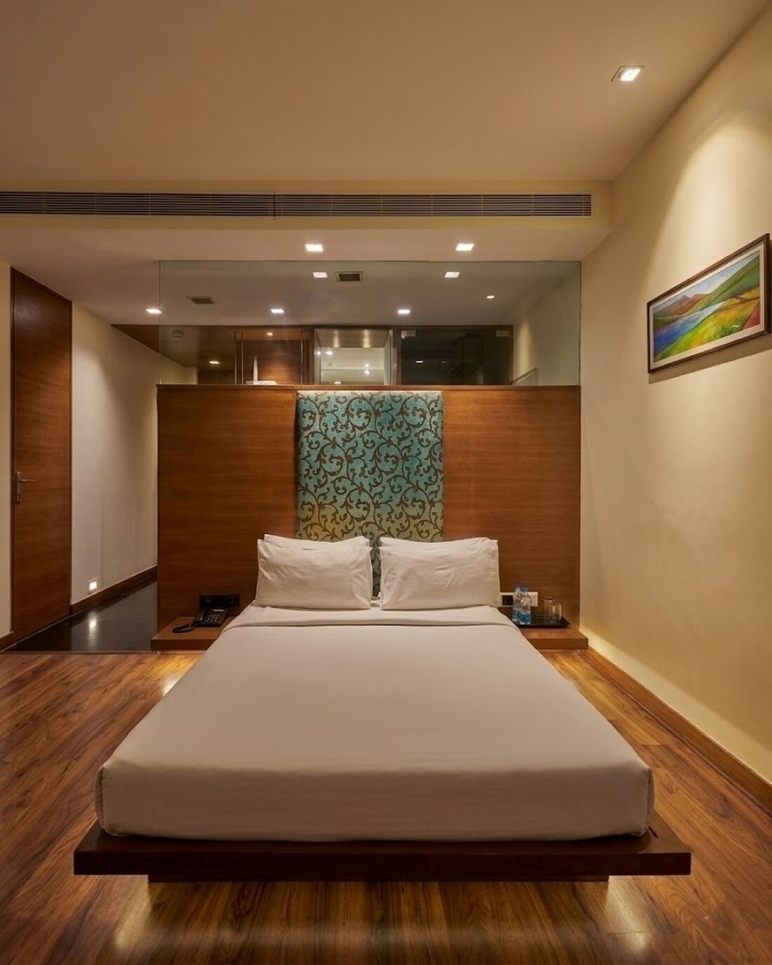 Design Room, 1 King Bed | Premium bedding, minibar, in-room safe, desk