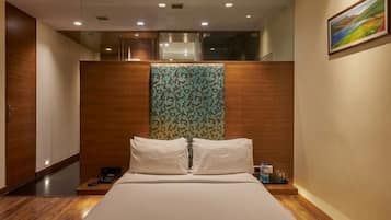 Design Room, 1 King Bed | Premium bedding, minibar, in-room safe, desk