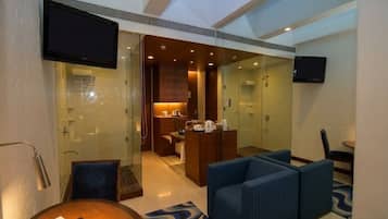 Executive Single Room | Bathroom | Free toiletries, hair dryer, slippers, towels