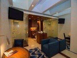 Habitación individual ejecutiva | Baño | Artículos de higiene personal gratuitos, secador de pelo y zapatillas