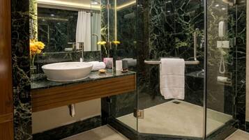 King Suite | Bathroom | Free toiletries, hair dryer, slippers, towels