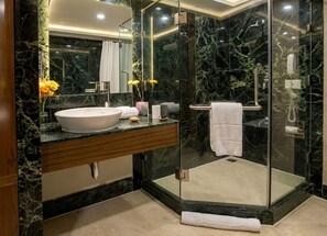 King Suite | Salle de bain | Articles de toilette (gratuits), séchoir à cheveux, pantoufles