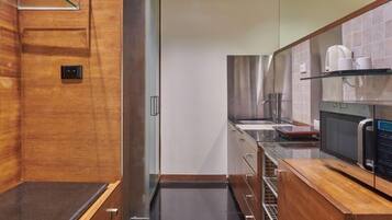 Design-værelse - 1 kingsize-seng | Privat køkken | Køleskab, kaffe-/temaskine