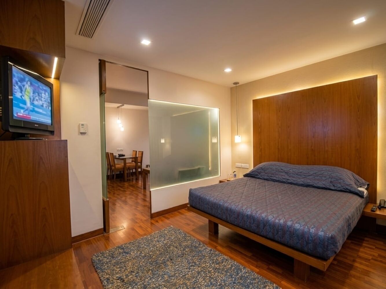 King Suite | Living area | TV