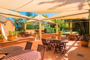 Outdoor dining - The Emerald Surfers Paradise Apartments (Gold Coast)