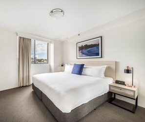 Desk, iron/ironing board, rollaway beds, free WiFi - Oaks Sydney Castlereagh Suites (Haymarket)