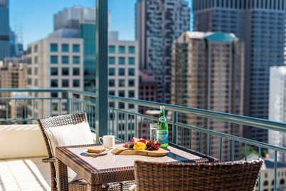 Oaks Sydney Castlereagh Suites