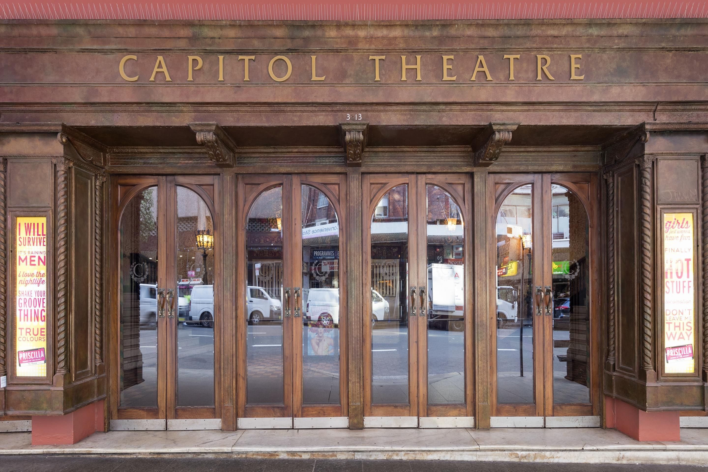 La entrada del Teatro Capitol, con un diseño clásico, presenta un gran arco de entrada y columnas decorativas.