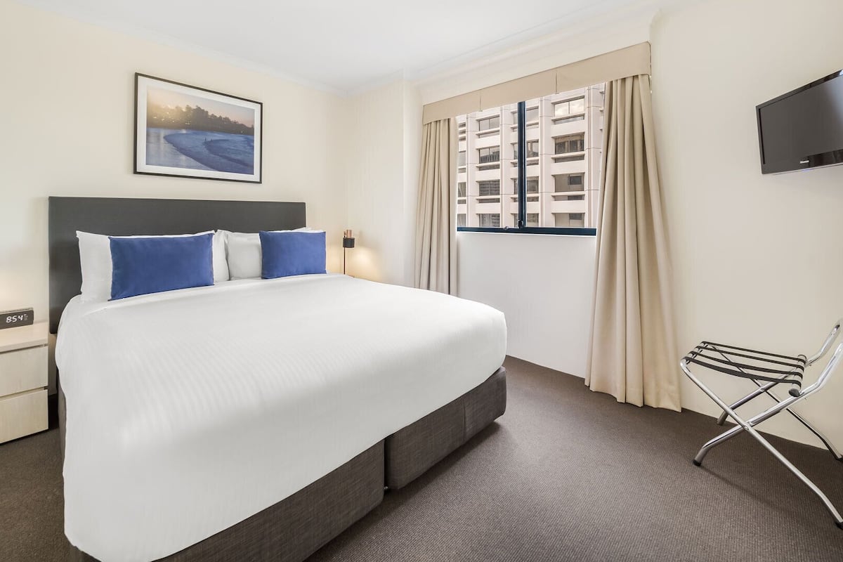 Desk, iron/ironing board, rollaway beds, free WiFi