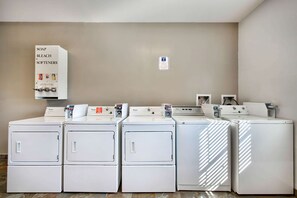 Laundry room - OYO Townhouse Beaumont Medical Center Area (Beaumont)