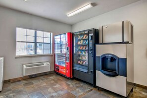 Vending machine - OYO Townhouse Beaumont Medical Center Area (Beaumont)