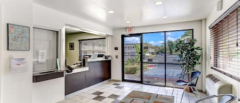 Coin salon dans le hall