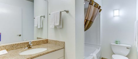 Combined shower/bathtub, free toiletries, towels