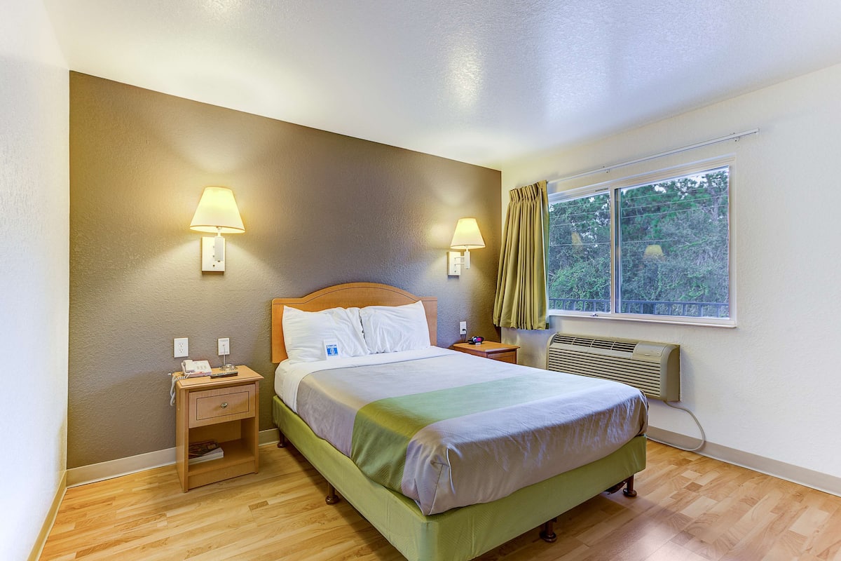 Laptop workspace, free cribs/infant beds, free WiFi, bed sheets