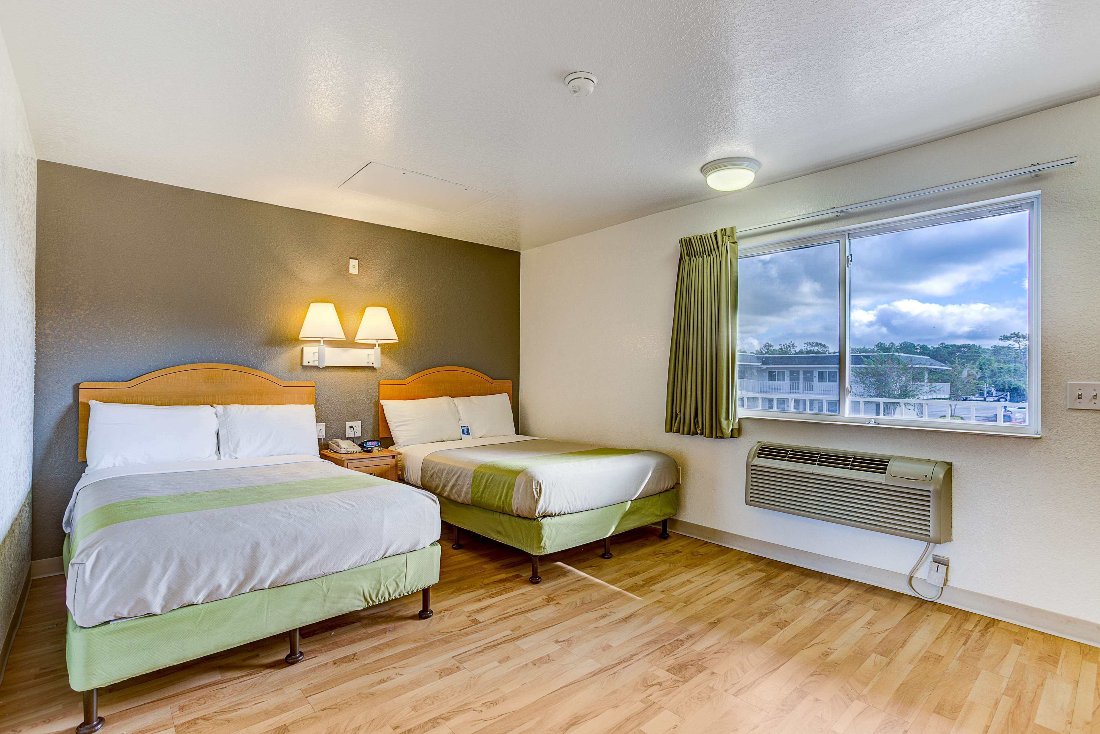 Espacio para trabajar con laptop, cunas gratuitas y wifi gratis 