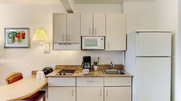 Full-size fridge, microwave, stovetop, coffee/tea maker