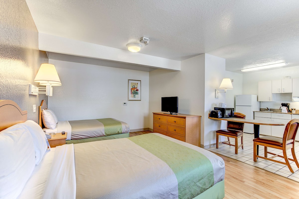 Laptop workspace, free cribs/infant beds, free WiFi, bed sheets