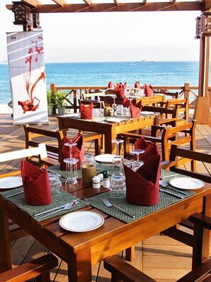 Outdoor dining - Yalong Bay Mangrove Tree Resort (Sanya)