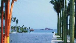 Infinity pool - Yalong Bay Mangrove Tree Resort (Sanya)