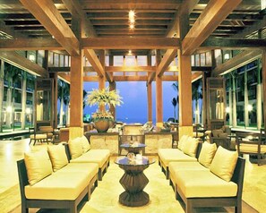 Lobby sitting area - Yalong Bay Mangrove Tree Resort (Sanya)