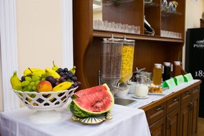 Daily buffet breakfast (MDL 1 per person)