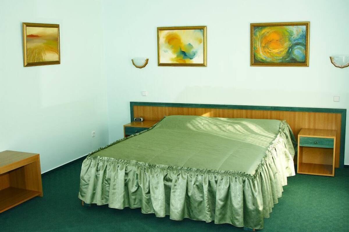 Caja de seguridad en la habitación y escritorio