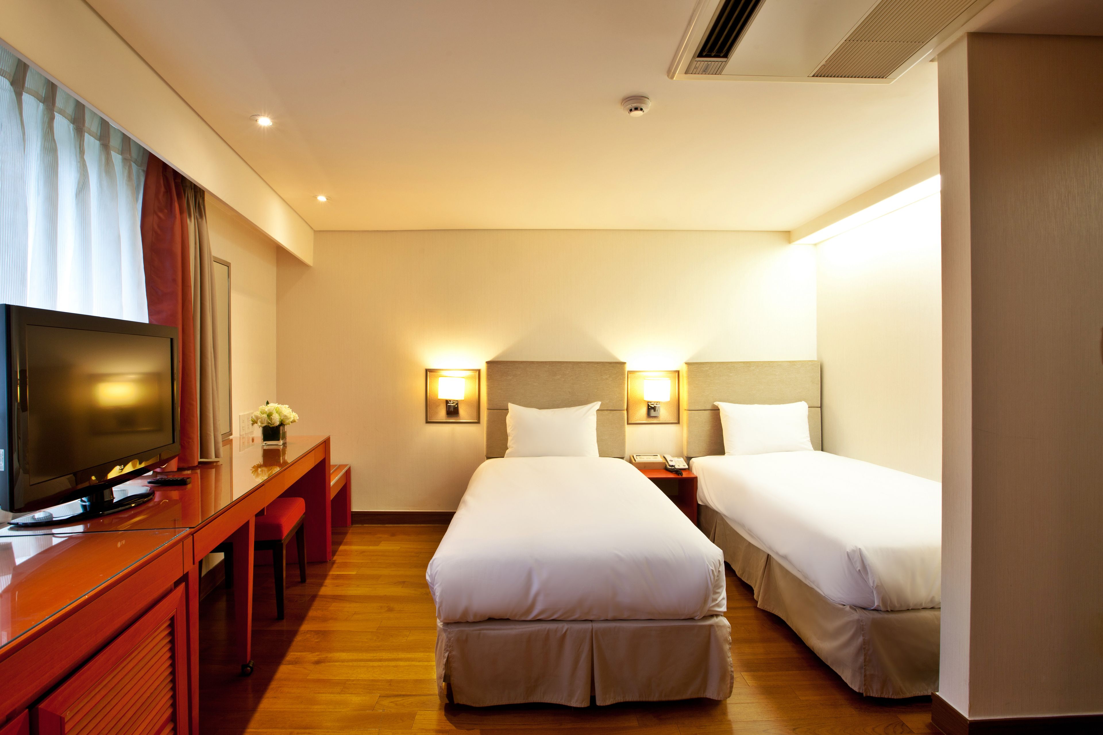 standard (twin room b) | 1 bedroom, down duvets, select comfort beds, in-room safe