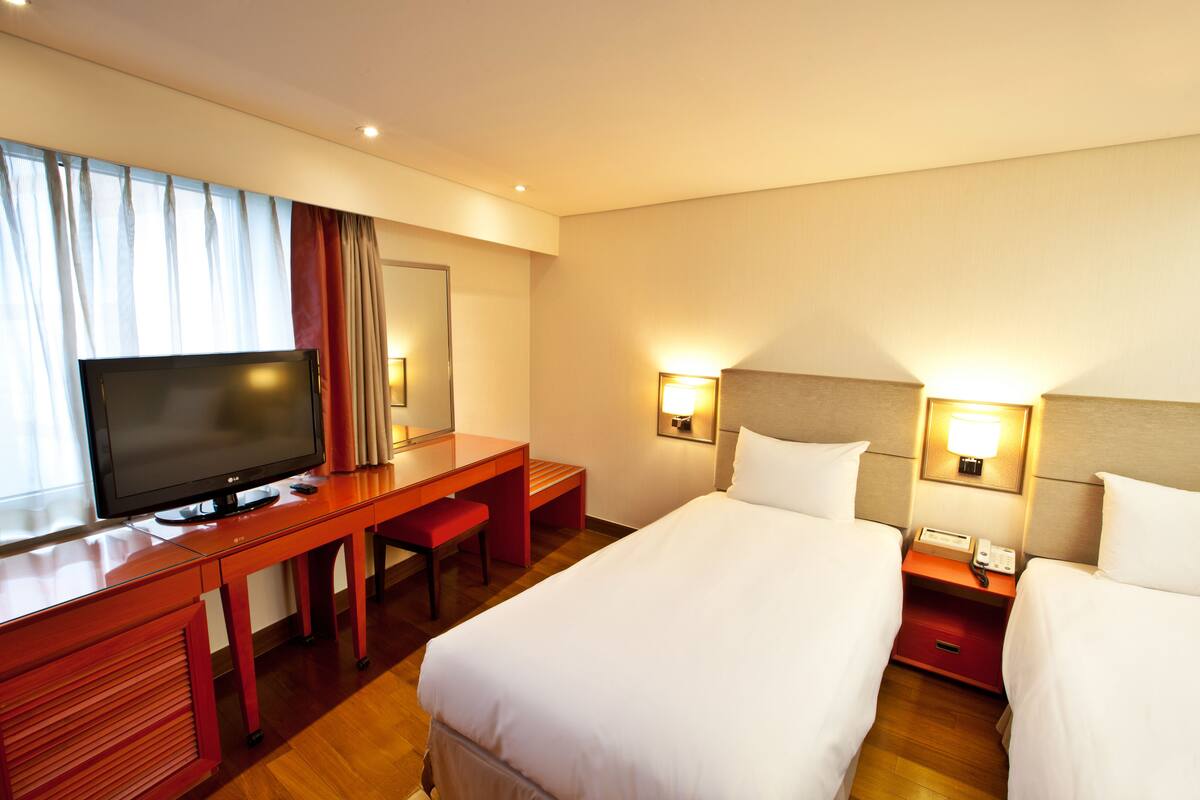 Twin Room B | Dundyner, senger med Select Comfort-madrass og safe på rommet