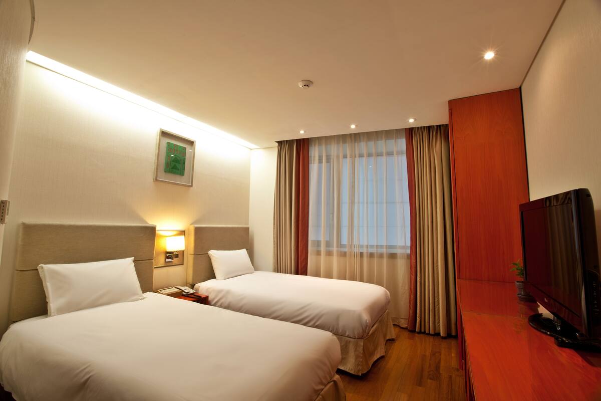 Twin Room A | Dundyner, senger med Select Comfort-madrass og safe på rommet