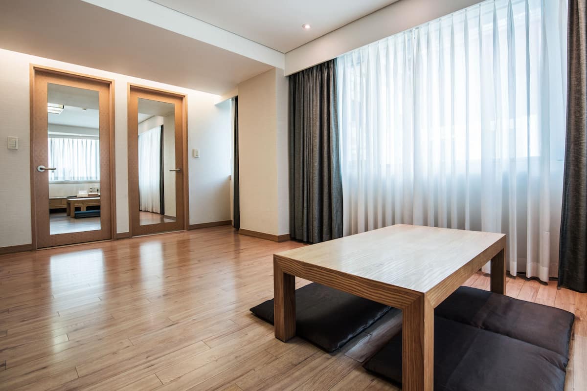 Kamer (Ondol) | Donzen dekbedden, Select Comfort-bedden, een kluis op de kamer