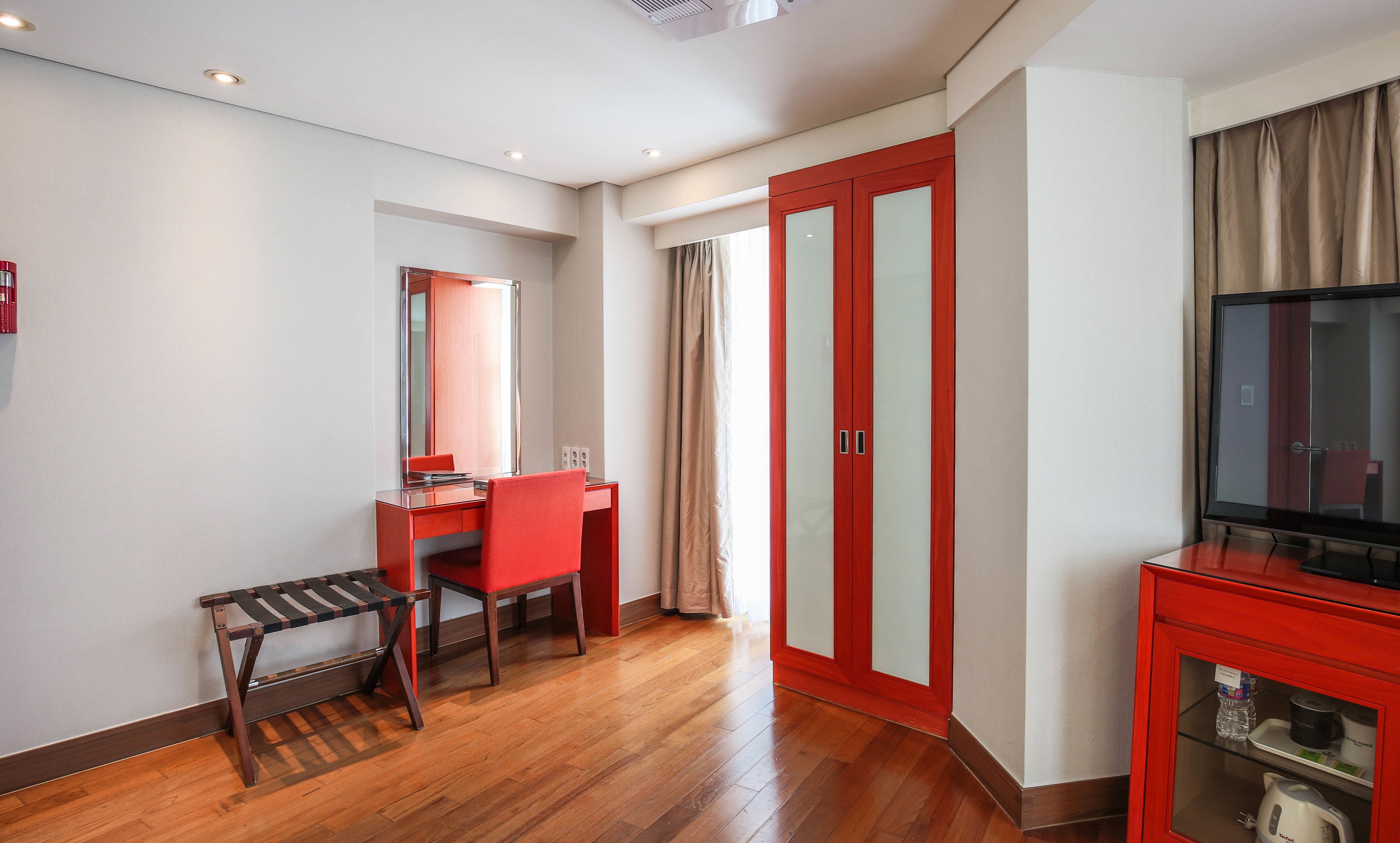 twin room, corner | 1 bedroom, down duvets, select comfort beds, in-room safe