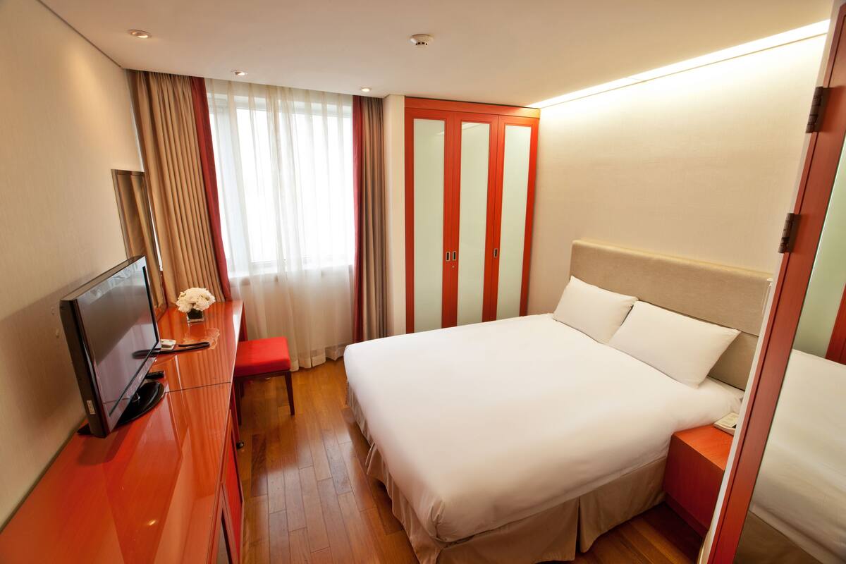 Double Room A | Dundyner, senger med Select Comfort-madrass og safe på rommet