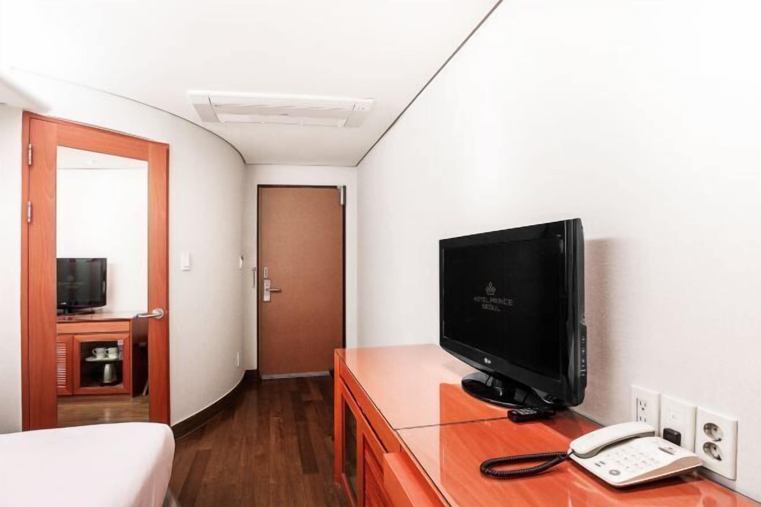 Down duvets, Select Comfort beds, in-room safe, individually furnished