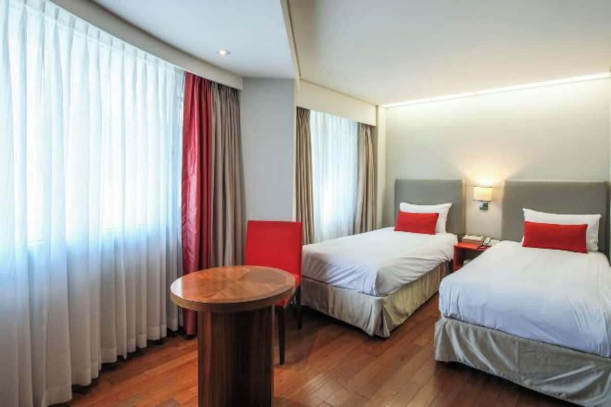 Edredón, camas Select Comfort y caja de seguridad en la habitación